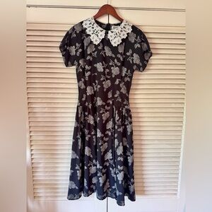 LIKE NEW UNIQUE VINTAGE LACE COLLAR B/W CABBAGE ROSE PRINT MIDI-DRESS SZ MED
